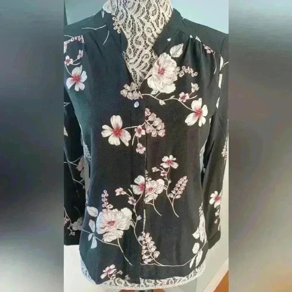 Cleo Women's XS Blouse with  Flowered Design - Picture 6 of 7